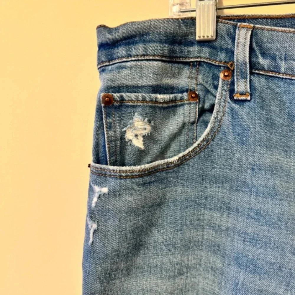 NWT ABERCROMBIE & FITCH DENIM  - THE MOM HIGH RISE - SIZE 34S (18S) -DISTRESSED - Picture 5 of 8